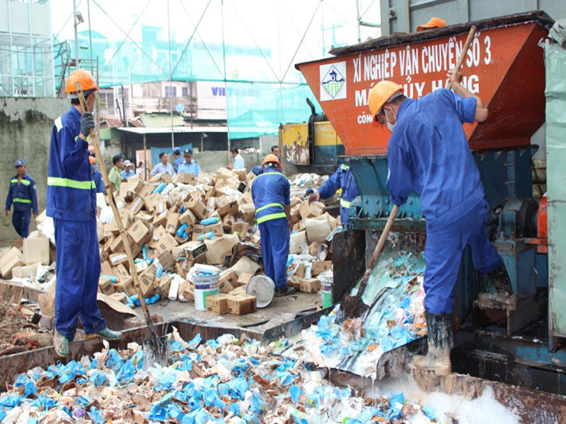 Xí nghiệp Vận chuyển Số 3 tiếp nhận tiêu hủy gần 50 tấn mỹ phẩm, thực phẩm nhập lậu