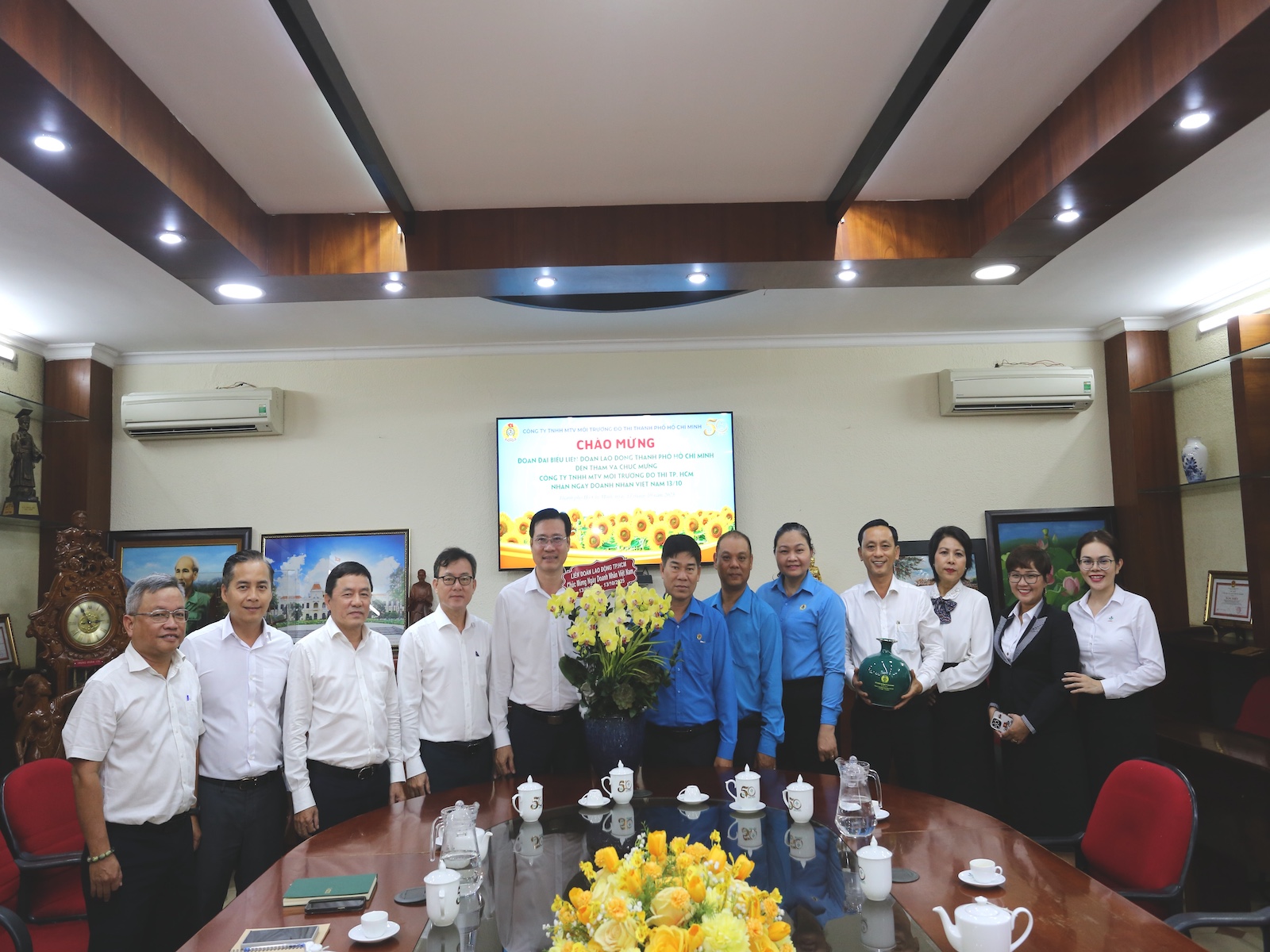 LIÊN ĐOÀN LAO ĐỘNG TP.HCM THĂM VÀ CHÚC MỪNG CÔNG TY NHÂN NGÀY DOANH NHÂN VIỆT NAM 13/10