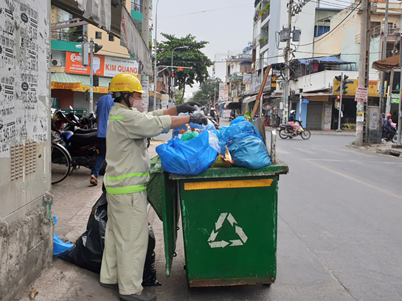 Nỗi lòng của những người làm sạch đường phố ngày tết