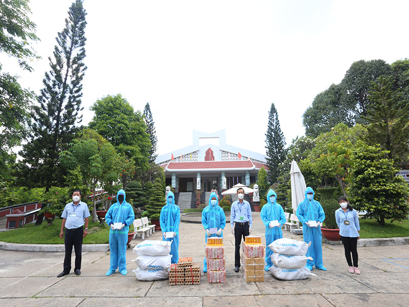 MC PHƯƠNG THẢO VÀ GIA ĐÌNH TẶNG QUÀ CHO CÔNG NHÂN TTHT BÌNH HƯNG HOÀ VÀ ĐA PHƯỚC