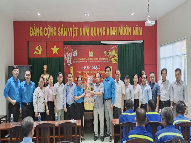 LIÊN ĐOÀN LAO ĐỘNG TP.HCM ĐẾN THĂM, CHÚC TẾT VÀ TẶNG QUÀ CHO NGƯỜI LAO ĐỘNG CÓ HOÀN CẢNH KHÓ KHĂN TẠI CN MTĐT CHỢ LỚN