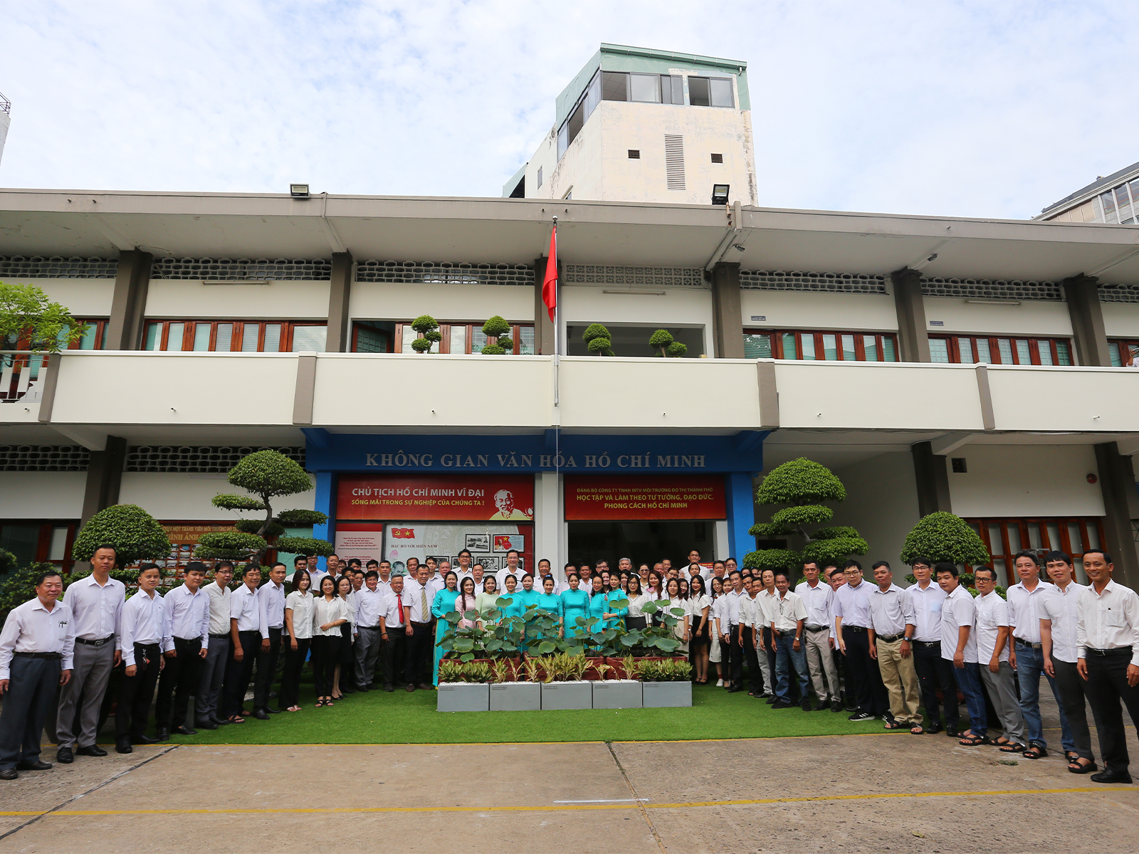 CHÀO CỜ ĐẦU TUẦN NHÂN DỊP RA MẮT KHÔNG GIAN VĂN HOÁ HỒ CHÍ MINH